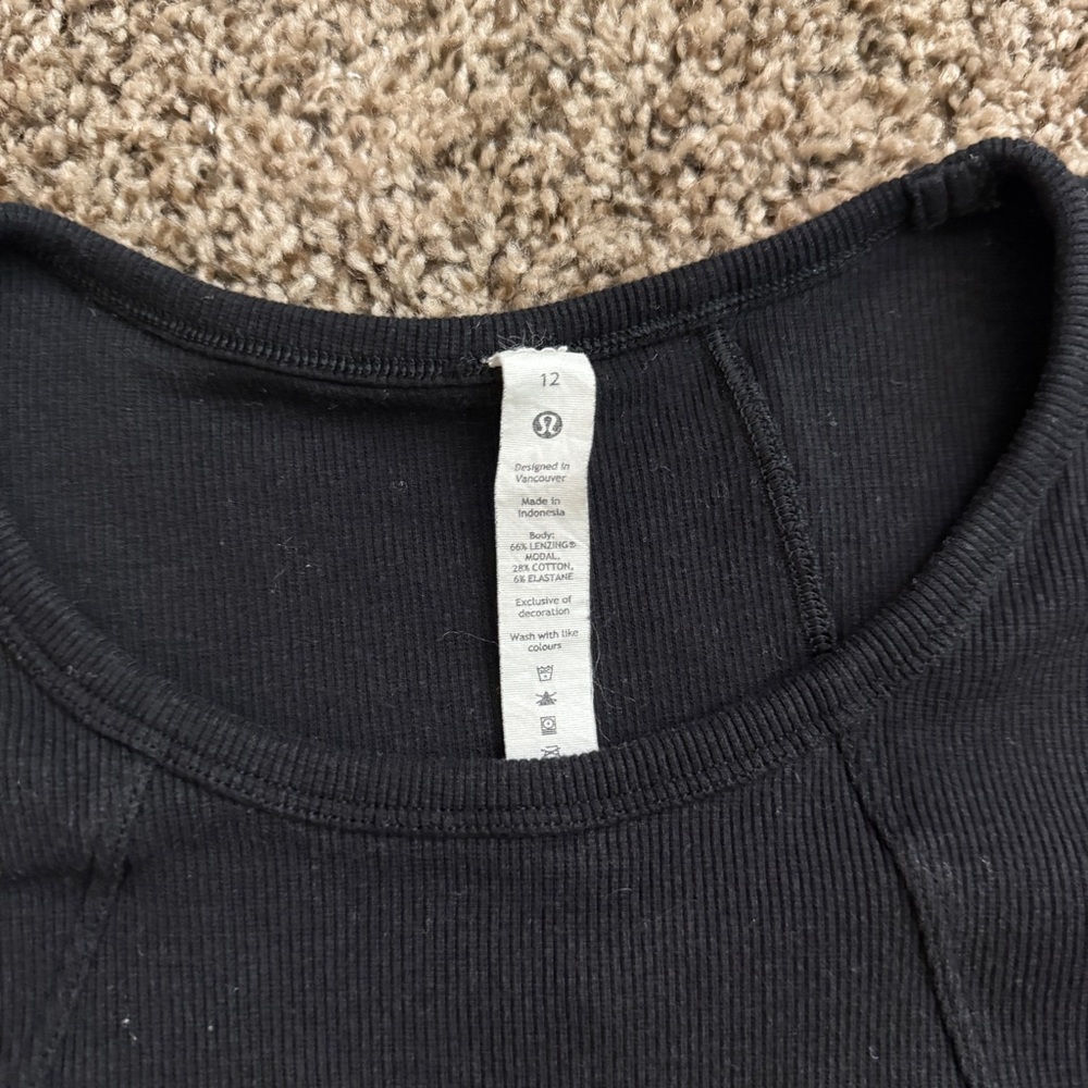 lululemon athletica Black Short Sleeve Tee - Picture 2 of 4